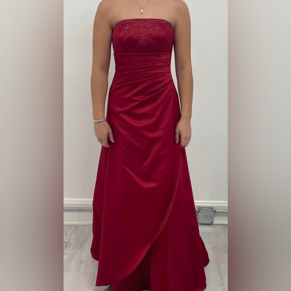 David’s Bridal | Women’s Red Strapless Formal Dress size 2 - Picture 15 of 17